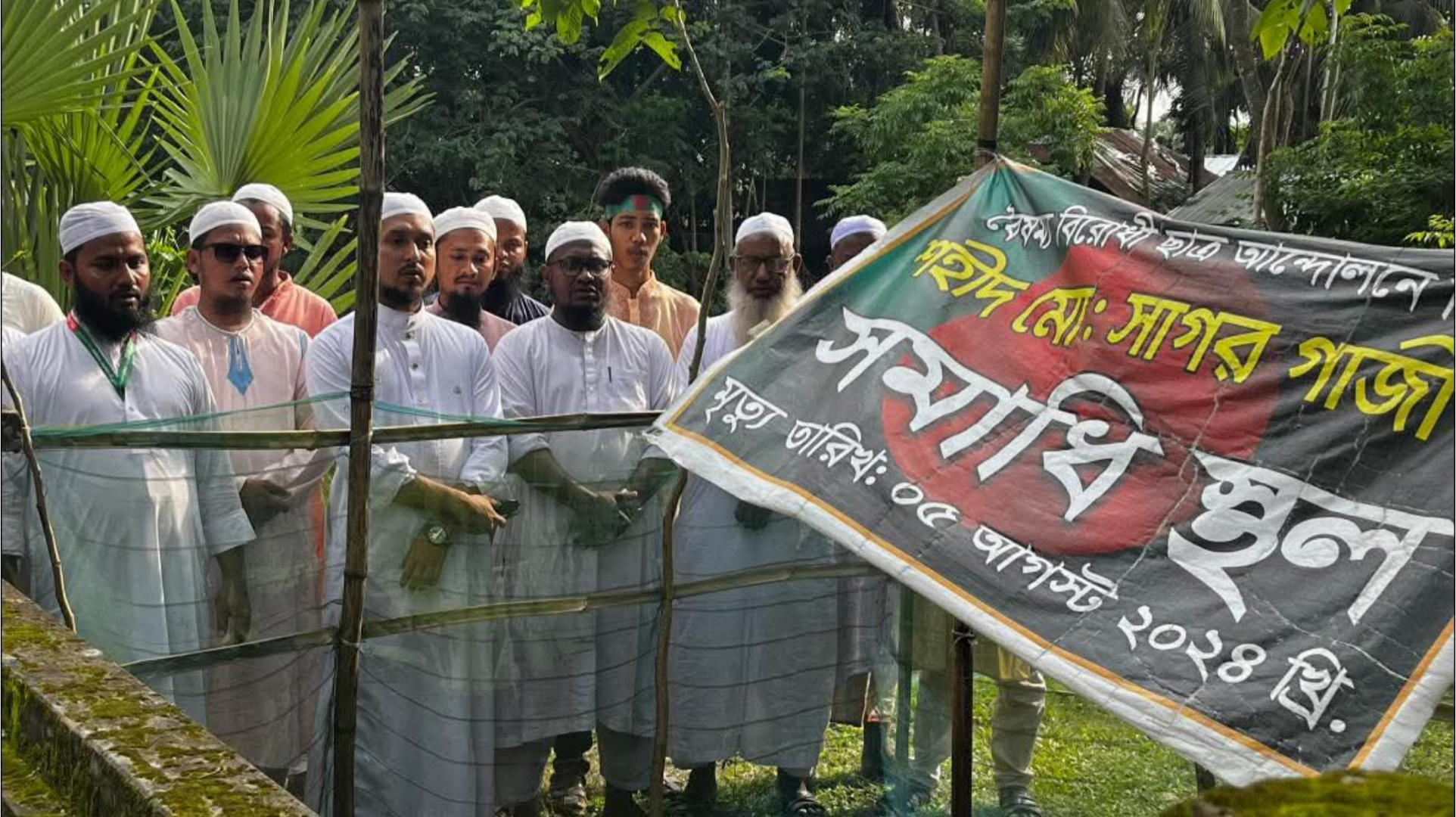 শহীদ সাগর গাজীর কবর জিয়ারত করলেন মুফতি আবু বকর শহীদ সাগর গাজীর কবর জিয়ারত করলেন মুফতি আবু বকর