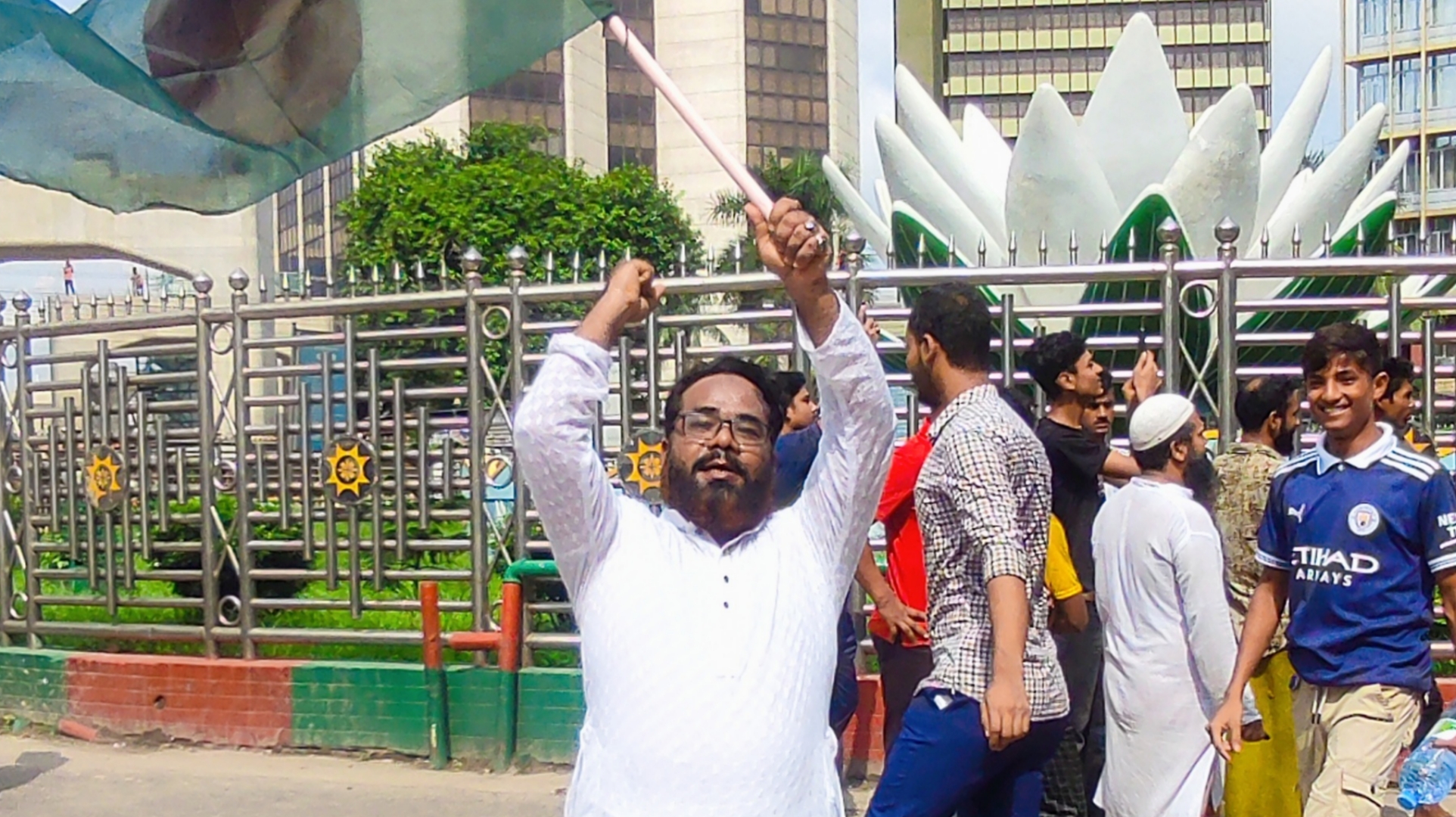 বুলেটের শব্দ আর বিজয়ের পথচলা: শাহবাগে আলমগীর হোসেনের ৫ আগস্টের স্মৃতি